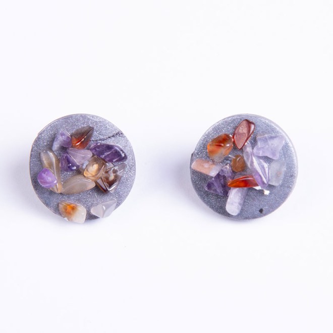 Σκουλαρίκια από πολυμερικό πηλό, μικρά γκρι στρόγγυλα studs, με ημιπολύτιμες πέτρες mix και ατσάλινο καρφάκι