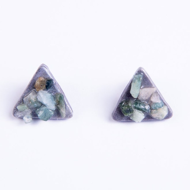 Σκουλαρίκια από πολυμερικό πηλό μικρά τρίγωνα γκρι, studs, με ημιπολύτιμες πέτρες τσιπς mix και ατσάλινο καρφάκι
