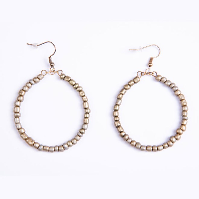 Σκουλαρίκια κρίκοι με memory wire, γυάλινες χάντρες χακί, ατσάλινο γαντζάκι