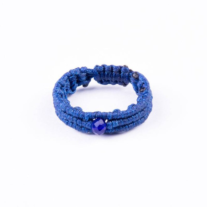 Μακραμέ δαχτυλίδι με κρυτάλλινη χάντρα royal blue και μπλε κορδόνι