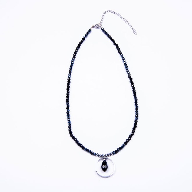 Χειροποίητο κολιέ με μαύρες κρυστάλλινες χάντρες και ασημί 6mm, με ατσάλινο μοτίφ και σταγόνα μαύρη κρυστάλλινη, με ατσάλινο κούμπωμα