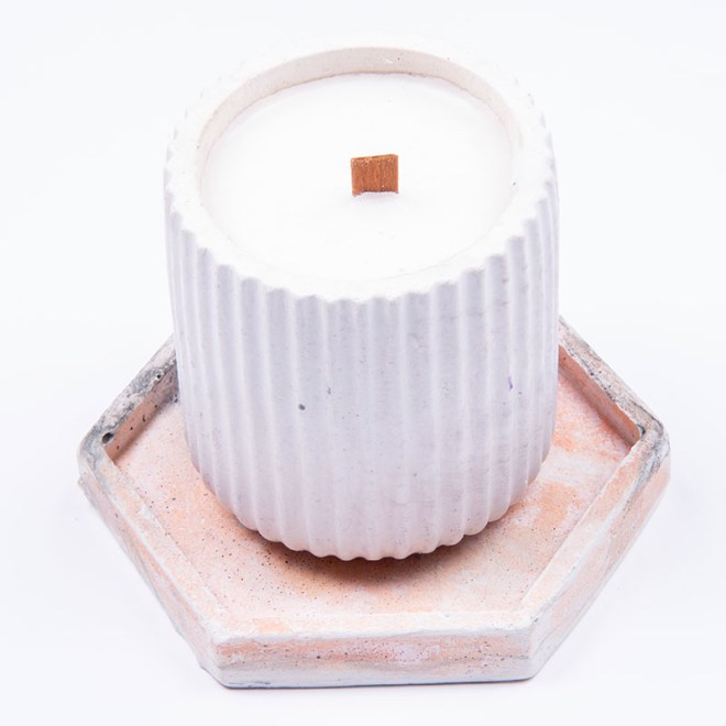 Χειροποίητο αρωματικό κερί σόγιας 100γρ με ξύλινο φυτίλι σε χειροποίητο τσιμεντένιο σκεύος με ρίγες και βάση πολύγωνη