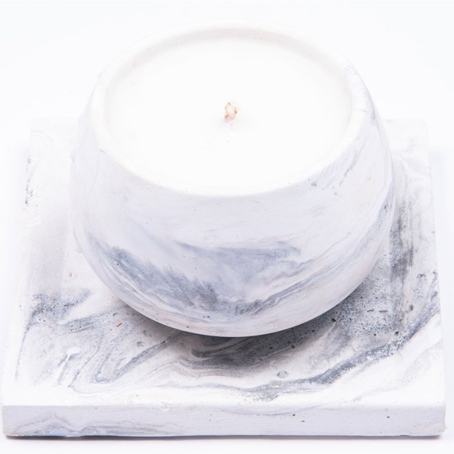 Χειροποίητο αρωματικό κερί σόγιας 100γρ σε χειροποίητο τσιμεντένιο σκεύος και βάση τετράγωνη